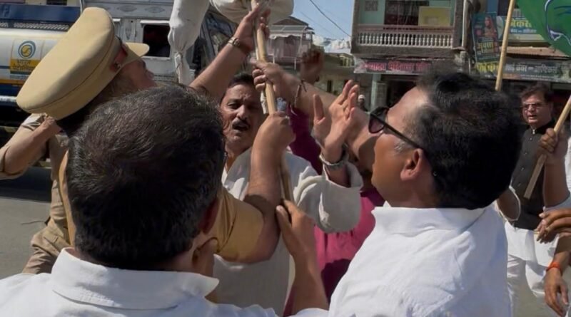 सिद्धार्थनगर: असम के सीएम का पुतला दहन, कांग्रेसियों और पुलिस के बीच तीखी झड़प सिद्धार्थनगर: असम के सीएम का पुतला दहन, कांग्रेसियों और पुलिस के बीच तीखी झड़प