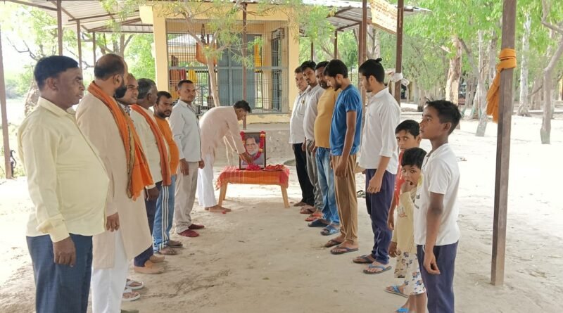 समाजवादी विचारधारा के स्तंभ ‘युवा तुर्क’ चंद्रशेखर की जन्मशती: लुहिया गांव में दी गई भावभीनी श्रद्धांजलि