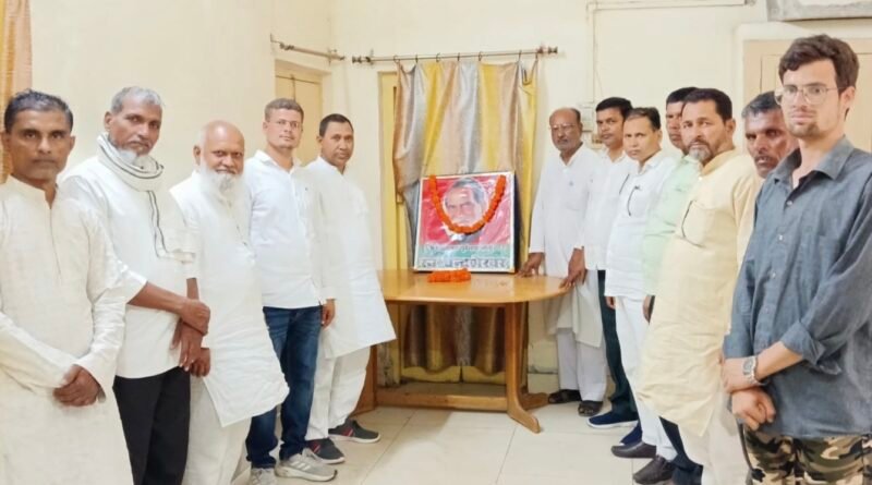 बलिया से दिल्ली तक: पूर्व प्रधानमंत्री चन्द्रशेखर की जन्म शताब्दी पर बढ़नी में दी गई भावभीनी श्रद्धांजलि