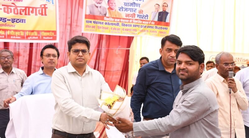 सिद्धार्थनगर: ‘गांव की समस्या गांव में समाधान’—जिलाधिकारी ने इटवा के कठेला गर्वी में सुनीं जनसमस्याएं