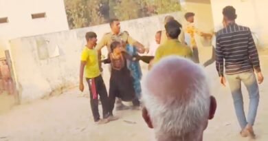 गैस एजेंसी पर पुलिस की मौजूदगी में महिला से बदसलूकी और मारपीट; सिलेंडर पैर पर मारकर किया घायल, वीडियो वायरल