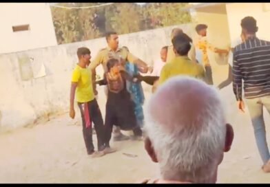 गैस एजेंसी पर पुलिस की मौजूदगी में महिला से बदसलूकी और मारपीट; सिलेंडर पैर पर मारकर किया घायल, वीडियो वायरल गैस एजेंसी पर पुलिस की मौजूदगी में महिला से बदसलूकी और मारपीट; सिलेंडर पैर पर मारकर किया घायल, वीडियो वायरल