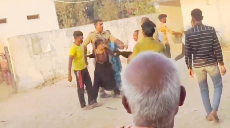 गैस एजेंसी पर पुलिस की मौजूदगी में महिला से बदसलूकी और मारपीट; सिलेंडर पैर पर मारकर किया घायल, वीडियो वायरल गैस एजेंसी पर पुलिस की मौजूदगी में महिला से बदसलूकी और मारपीट; सिलेंडर पैर पर मारकर किया घायल, वीडियो वायरल