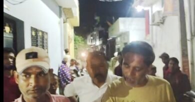 सिद्धार्थ नगर : स्मैक तस्करी के आरोप में मोहल्ले वालों का भारी हंगामा, पुलिस के आश्वासन पर शांत हुआ मामला** सिद्धार्थ नगर : स्मैक तस्करी के आरोप में मोहल्ले वालों का भारी हंगामा, पुलिस के आश्वासन पर शांत हुआ मामला**