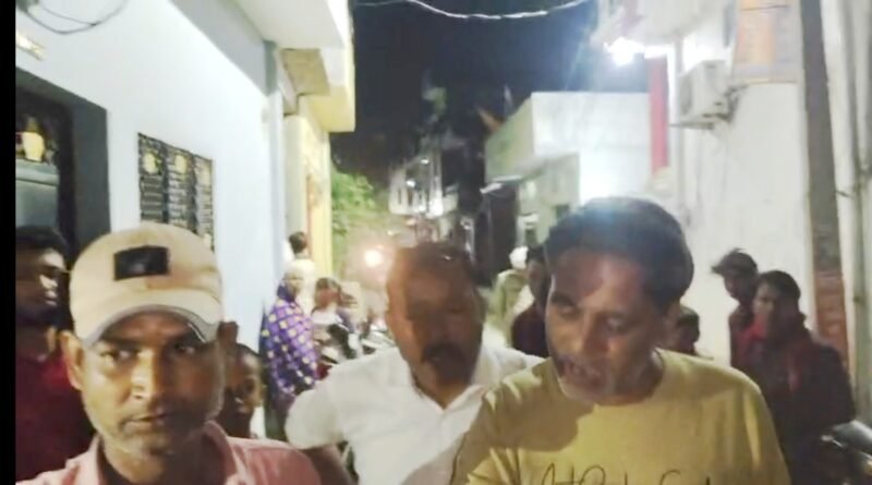 सिद्धार्थ नगर : स्मैक तस्करी के आरोप में मोहल्ले वालों का भारी हंगामा, पुलिस के आश्वासन पर शांत हुआ मामला** सिद्धार्थ नगर : स्मैक तस्करी के आरोप में मोहल्ले वालों का भारी हंगामा, पुलिस के आश्वासन पर शांत हुआ मामला**