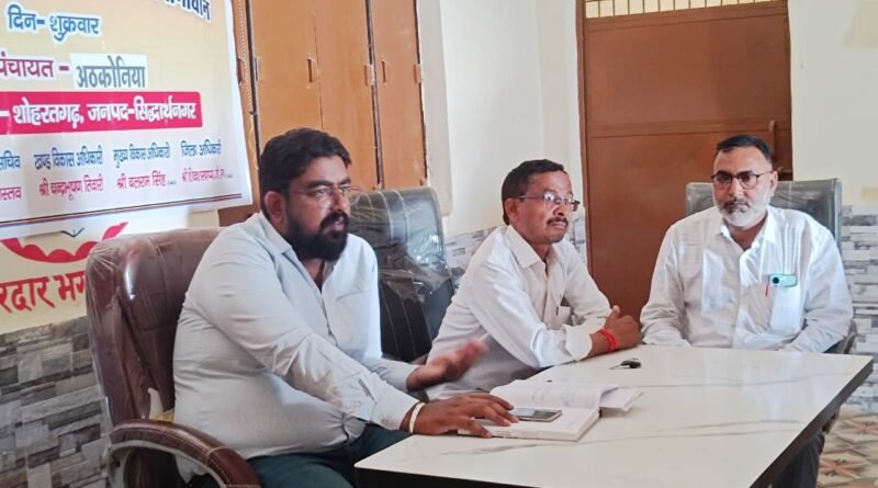 ग्राम चौपाल: सचिव ने सुनीं ग्रामीणों की समस्याएं, सरकारी योजनाओं की दी विस्तृत जानकारी