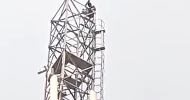 प्रेमी का हाई वोल्टेज ड्रामा: 6 महीने बाद जेल से छूटा युवक मोबाइल टावर पर चढ़ा, मचा हड़कंप