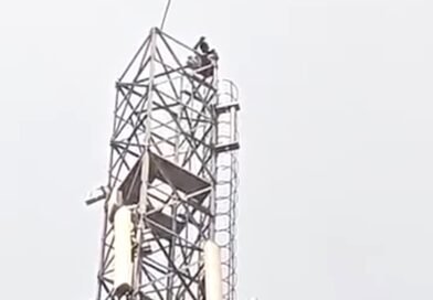 प्रेमी का हाई वोल्टेज ड्रामा: 6 महीने बाद जेल से छूटा युवक मोबाइल टावर पर चढ़ा, मचा हड़कंप