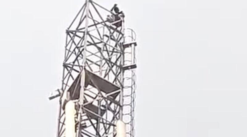 प्रेमी का हाई वोल्टेज ड्रामा: 6 महीने बाद जेल से छूटा युवक मोबाइल टावर पर चढ़ा, मचा हड़कंप