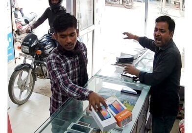 शोहरतगढ़: मोबाइल सेंटर से नजर बचाकर 30 हजार के दो फोन लेकर उचक्के फरार, CCTV में कैद हुई घटना शोहरतगढ़: मोबाइल सेंटर से नजर बचाकर 30 हजार के दो फोन लेकर उचक्के फरार, CCTV में कैद हुई घटना