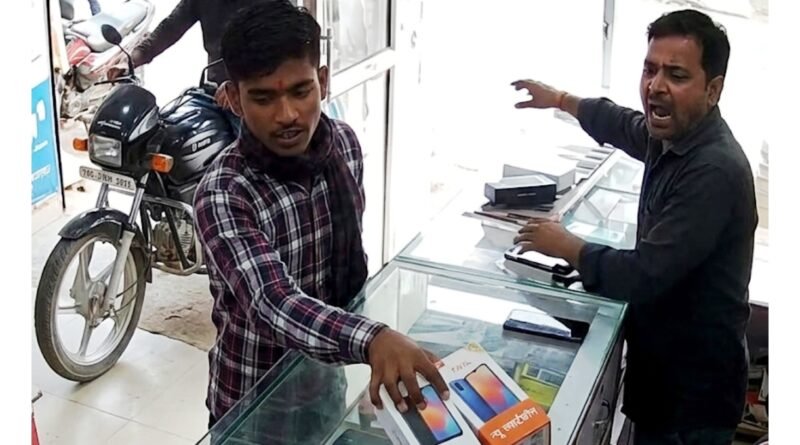 शोहरतगढ़: मोबाइल सेंटर से नजर बचाकर 30 हजार के दो फोन लेकर उचक्के फरार, CCTV में कैद हुई घटना शोहरतगढ़: मोबाइल सेंटर से नजर बचाकर 30 हजार के दो फोन लेकर उचक्के फरार, CCTV में कैद हुई घटना