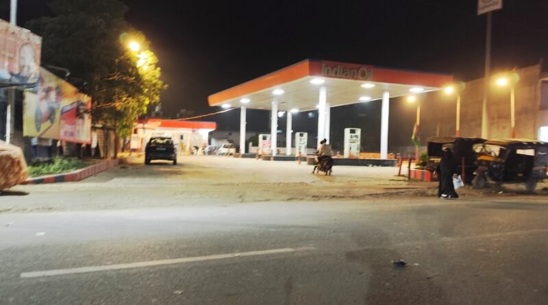 जिले में गहराया तेल का संकट: 40% पंपों के ‘ड्राई’ होने का दावा,शोहरतगढ़ से बढ़नी तक एनएच-730 पर मचा हाहाकार