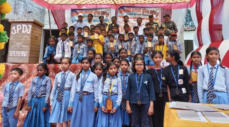 मेधावी छात्रों के सम्मान से गौरवान्वित हुआ दुधवनिया खुर्द, नगर पंचायत अध्यक्ष ने बांटे पुरस्कार