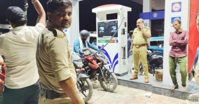 सिद्धार्थनगर: पेट्रोल-डीजल संकट के बीच ढेबरुवा थाना प्रभारी दुर्गा प्रसाद ने संभाला मोर्चा, जय मां कठेला पेट्रोल पंप पर कराया व्यवस्थित वितरण
