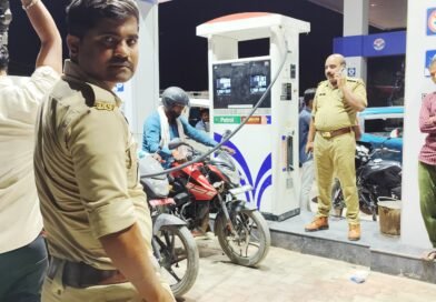 सिद्धार्थनगर: पेट्रोल-डीजल संकट के बीच ढेबरुवा थाना प्रभारी दुर्गा प्रसाद ने संभाला मोर्चा, जय मां कठेला पेट्रोल पंप पर कराया व्यवस्थित वितरण