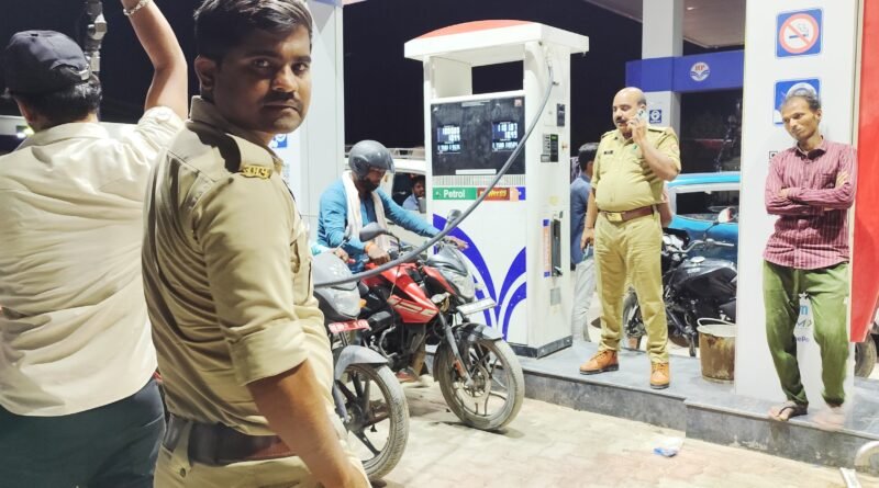सिद्धार्थनगर: पेट्रोल-डीजल संकट के बीच ढेबरुवा थाना प्रभारी दुर्गा प्रसाद ने संभाला मोर्चा, जय मां कठेला पेट्रोल पंप पर कराया व्यवस्थित वितरण
