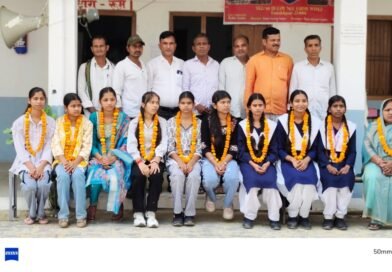 हाईस्कूल एवं इंटरमीडिएट की परीक्षा में बरसाती यादव इंटर कॉलेज के छात्र एवं छात्रा प्रबंधक ने दी बधाई।