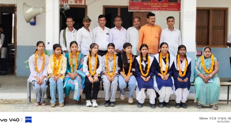 हाईस्कूल एवं इंटरमीडिएट की परीक्षा में बरसाती यादव इंटर कॉलेज के छात्र एवं छात्रा प्रबंधक ने दी बधाई।