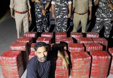 नेपाल से ट्रक में छिपाकर लाया जा रहा 327 किलो गांजा बरामद, महराजगंज में तस्कर गिरफ्तार