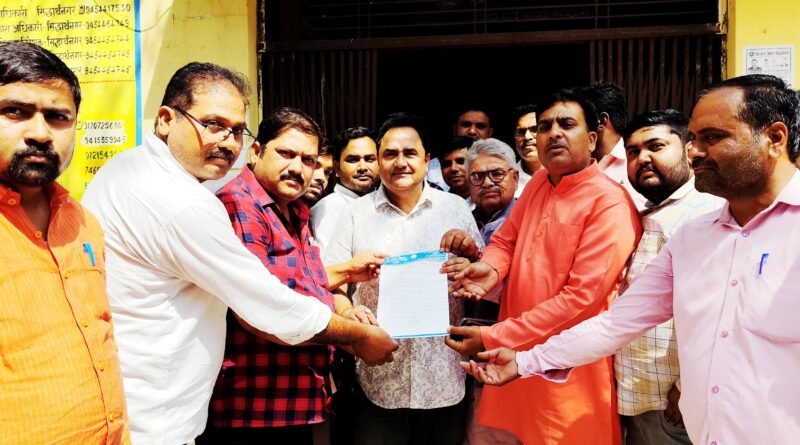 गांव की सरकार और प्रदेश सरकार के बीच ठनी: “जब तक चुनाव नहीं, तब तक हम ही प्रधान” – डॉ. पवन मिश्रा