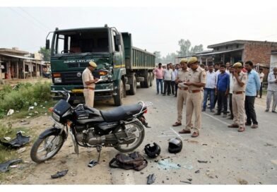 सिद्धार्थनगर: ट्रेलर और बाइक की भीषण भिड़ंत, दो युवकों की दर्दनाक मौत से परिवारों में मचा कोहराम सिद्धार्थनगर: ट्रेलर और बाइक की भीषण भिड़ंत, दो युवकों की दर्दनाक मौत से परिवारों में मचा कोहराम