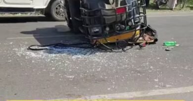 कुत्ते को बचाने के चक्कर में पलटा केंद्रीय विद्यालय का टैंपो, तीन छात्र घायल; एक की हालत गंभीर