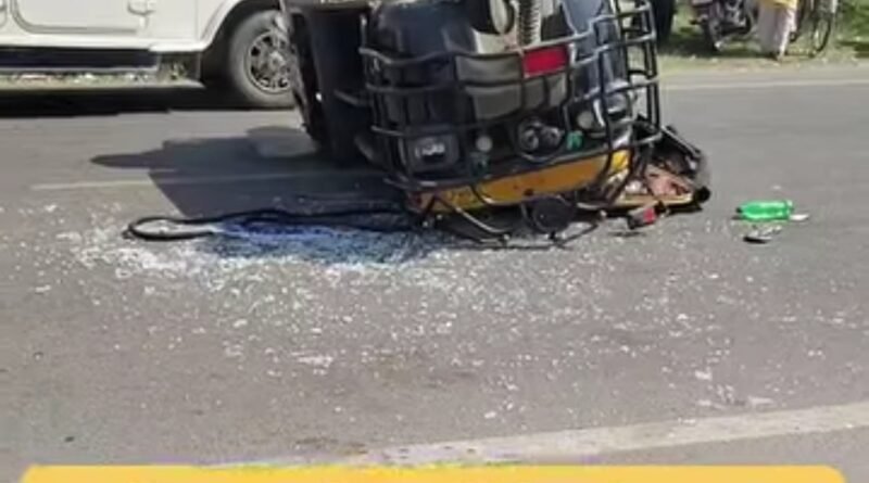 कुत्ते को बचाने के चक्कर में पलटा केंद्रीय विद्यालय का टैंपो, तीन छात्र घायल; एक की हालत गंभीर