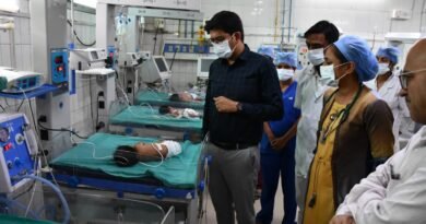 सिद्धार्थनगर: लावारिस नवजात को देखने के लिए जिलाधिकारी का मेडिकल कॉलेज का दौरा , ड्यूटी से गायब डॉक्टर का वेतन रोकने के निर्देश