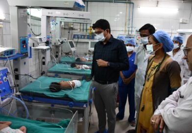सिद्धार्थनगर: लावारिस नवजात को देखने के लिए जिलाधिकारी का मेडिकल कॉलेज का दौरा , ड्यूटी से गायब डॉक्टर का वेतन रोकने के निर्देश