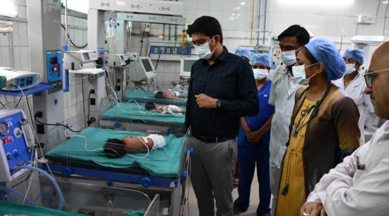 सिद्धार्थनगर: लावारिस नवजात को देखने के लिए जिलाधिकारी का मेडिकल कॉलेज का दौरा , ड्यूटी से गायब डॉक्टर का वेतन रोकने के निर्देश