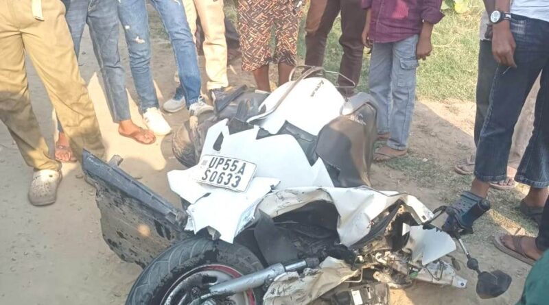 तुलसियापुर चौराहे पर बोलेरो और स्कूटी की भीषण भिड़ंत, मूंगफली विक्रेता की हालत नाजुक; गोरखपुर रेफर