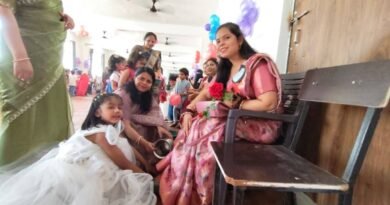 सिद्धार्थनगर में ‘मदर्स डे’ की धूम: बच्चों ने माताओं के चरण छूकर लिया आशीर्वाद, नम आंखों से भेंट किए उपहार