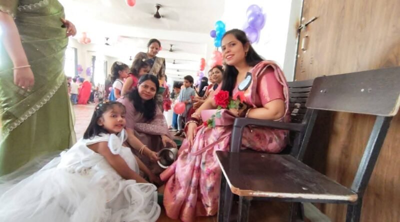 सिद्धार्थनगर में ‘मदर्स डे’ की धूम: बच्चों ने माताओं के चरण छूकर लिया आशीर्वाद, नम आंखों से भेंट किए उपहार