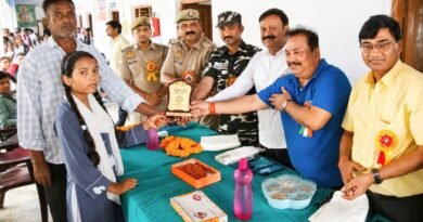 मेधावियों का सम्मान: गांधी आदर्श विद्यालय में पुरस्कार वितरण, SSB कमांडेंट बोले- ‘कड़े परिश्रम से ही निखरती है प्रतिभा’