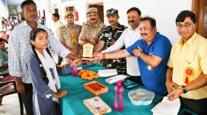 मेधावियों का सम्मान: गांधी आदर्श विद्यालय में पुरस्कार वितरण, SSB कमांडेंट बोले- ‘कड़े परिश्रम से ही निखरती है प्रतिभा’ मेधावियों का सम्मान: गांधी आदर्श विद्यालय में पुरस्कार वितरण, SSB कमांडेंट बोले- ‘कड़े परिश्रम से ही निखरती है प्रतिभा’