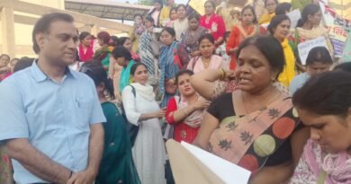 आकांक्षी जनपद के दंश से मुक्ति की माँग: सिद्धार्थनगर में महिला शिक्षकों का हुंकार, मुख्यमंत्री को भेजा ज्ञापन