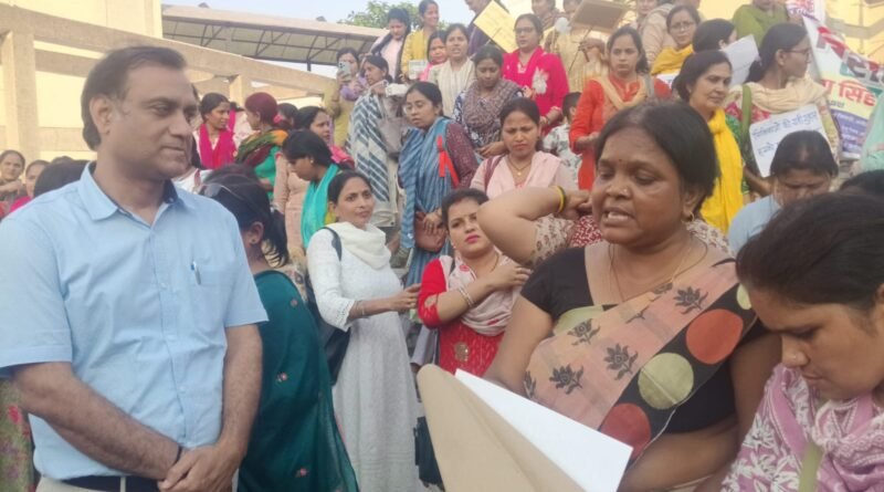 आकांक्षी जनपद के दंश से मुक्ति की माँग: सिद्धार्थनगर में महिला शिक्षकों का हुंकार, मुख्यमंत्री को भेजा ज्ञापन