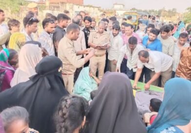 बिजली की चपेट में आने से मासूम की मौत: इंसाफ के लिए सड़क पर उतरे ग्रामीण, पुलिस के आश्वासन पर खुला जाम बिजली की चपेट में आने से मासूम की मौत: इंसाफ के लिए सड़क पर उतरे ग्रामीण, पुलिस के आश्वासन पर खुला जाम