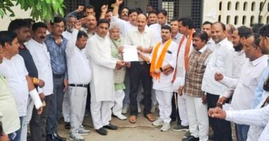 प्रशासक की नियुक्ति का विरोध: डुमरियागंज में प्रधानों ने भरी हुंकार, कार्यकाल बढ़ाने की मांग सौंपा ज्ञापन