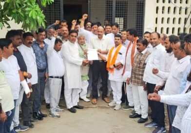 प्रशासक की नियुक्ति का विरोध: डुमरियागंज में प्रधानों ने भरी हुंकार, कार्यकाल बढ़ाने की मांग सौंपा ज्ञापन