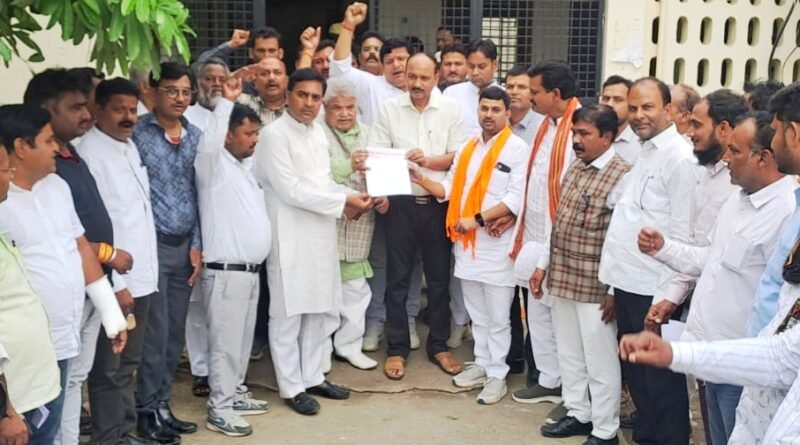 प्रशासक की नियुक्ति का विरोध: डुमरियागंज में प्रधानों ने भरी हुंकार, कार्यकाल बढ़ाने की मांग सौंपा ज्ञापन