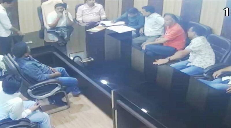 बढ़नी नगर पंचायत की बोर्ड बैठक में हंगामा: सभासदों ने अधिशासी अधिकारी की कार्यशैली पर उठाए गंभीर सवाल बढ़नी नगर पंचायत की बोर्ड बैठक में हंगामा: सभासदों ने अधिशासी अधिकारी की कार्यशैली पर उठाए गंभीर सवाल
