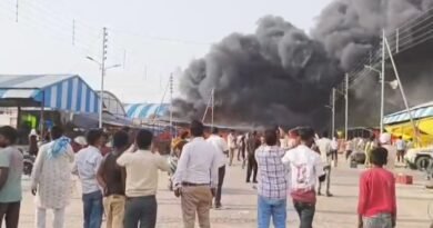 सिद्धार्थनगर: डुमरियागंज की शाहपुर नवीन मंडी में भीषण आग, 7 दुकानें जलकर राख, लाखों का नुकसान