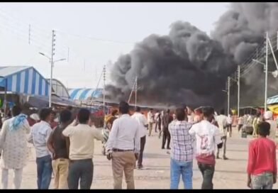 सिद्धार्थनगर: डुमरियागंज की शाहपुर नवीन मंडी में भीषण आग, 7 दुकानें जलकर राख, लाखों का नुकसान सिद्धार्थनगर: डुमरियागंज की शाहपुर नवीन मंडी में भीषण आग, 7 दुकानें जलकर राख, लाखों का नुकसान