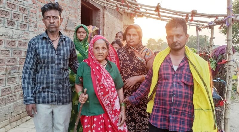 **धोखे की रजिस्ट्री: सिद्धार्थनगर में पूर्व प्रधान पर विधवा की जमीन हड़पने का आरोप, अनपढ़ महिला को झांसा देकर कराया बैनामा** **सिद्धार्थनगर (बांसी)।** **धोखे की रजिस्ट्री: सिद्धार्थनगर में पूर्व प्रधान पर विधवा की जमीन हड़पने का आरोप, अनपढ़ महिला को झांसा देकर कराया बैनामा** **सिद्धार्थनगर (बांसी)।**