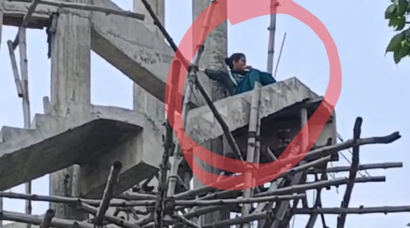 पति के दूसरे विवाह से नाराज महिला का हाई वोल्टेज ड्रामा: बच्चों के साथ पानी की टंकी पर चढ़ी