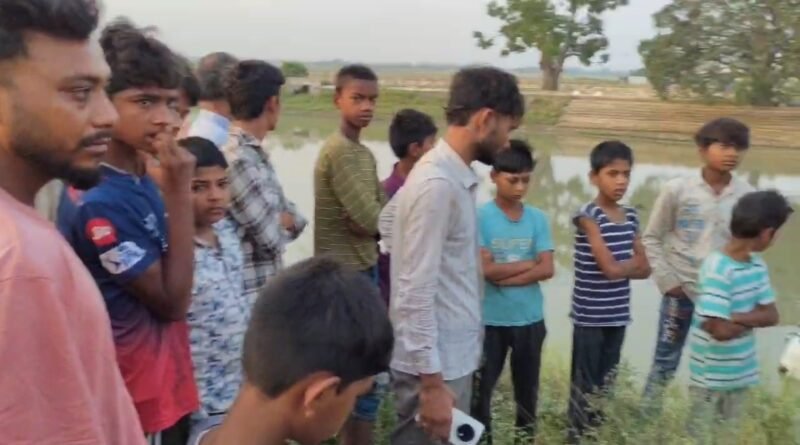 अनियंत्रित कार पलटने से दो की मौत, दो गंभीर रूप से घायल; इटवा से लौटते समय पडरिया गांव के पास हुआ हादसा अनियंत्रित कार पलटने से दो की मौत, दो गंभीर रूप से घायल; इटवा से लौटते समय पडरिया गांव के पास हुआ हादसा