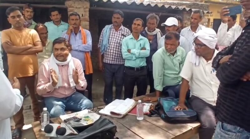 **मुआवजा नहीं तो कब्जा नहीं: सिद्धार्थनगर में चकबंदी टीम को ग्रामीणों ने खदेड़ा, आंदोलन की चेतावनी**