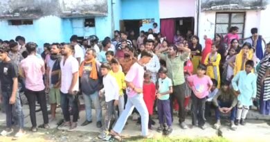 बिग ब्रेकिंग सिद्धार्थनगर: टंकी की सीढ़ी टूटने से बड़ा हादसा — एक की मौत, दो गंभीर; दो युवक अभी भी टंकी के ऊपर फंसे