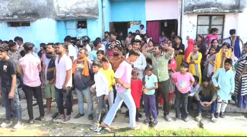 बिग ब्रेकिंग सिद्धार्थनगर: टंकी की सीढ़ी टूटने से बड़ा हादसा — एक की मौत, दो गंभीर; दो युवक अभी भी टंकी के ऊपर फंसे